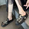 Terlik kalın taban çivili punk kaya deri katırlar tasarımcı metal dekorasyon gündelik parti ayakkabıları kapalı kadın flip flips