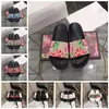 Kvinnors designer tofflor gummi glider platta blommor sandaler sommarstrand sandal glid platt plattform lady hem flip flops randiga blommor flickor kausal toffel 35-48