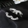 Lüks Tasarımcı C Çift Mektup Broş Kadın Erkek 925 Gümüş Rhinestone Kristal İnci Broş Seti Broş 18k Metal Moda Takı Aksesuarları Stil Çeşitliliği