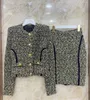 Arbetsklänningar 2024 Autumn Luxury Women High Quality Sticked Coat Cardigans med A-line kjoldräkter uppsättningar DDXGZ2 11.06