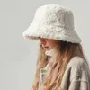 Beralar kulaklık peluş kova şapkası sevimli kabarık kafatası kapağı havzası beanie kulak koruması kış sokak kıyafeti