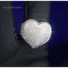 Anello con diamante Moiossanite VVS a forma di cuore in argento sterling ghiacciato dal design alla moda per gioielli hip-hop