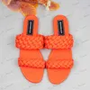 Sandals Z Slippers Women 2024 OuDside Wear Slides Slides Designer Shoes for Weaving Weaving Grand على طراز الكعب المسطح الصندل الأسود الأصفر T240302