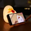 Söt barn Happy Duck Night Light USB Laddningsbar lampa Silikon Pating Lamp varm Vit Vit för Baby Bedside Room Home Decor Gift 240227