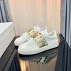 Plattform avslappnad för kvinnors designer spikar sneaker klänningskor vit svart röda guld tränare avslappnad sko läderplatta-form låga kvinnor män dhgate platt sneakers