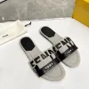 Designer Men's Slippers Sandals pour la piscine de plage pour femmes Black White White Flat Leather Slippers confortable Designer Summer Summer Mueller Slippers Girls