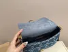 디자이너 Xiangbulei Postman Bag Luxury Crossbodys 어깨 가방 태비 여성 어깨 가방 핸드백 세련된 최고 품질의 크로스 바디 가방 플립 핸드백