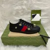 Casual schoenen platform sneakers slang designer schoenen lederen mannen dames aardbei comfort aas bijen strepen schoen heren sporttrainers tijgergrootte 35-45