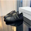 Plattform avslappnad för kvinnors designer spikar sneaker klänningskor vit svart röda guld tränare avslappnad sko läderplatta-form låga kvinnor män dhgate platt sneakers