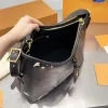 حقيبة كاميرا مصممة Crossbody: حقيبة يد فاخرة وعصرية للسيدات مع تفاصيل خطاب مخيط عالي الجودة