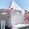 Partihandel 4,5x4m (15x13.2ft) Full PVC White Bounce House Wedding Bouncy Castle Uppblåsbar studsare med rund takhändelsefest Tent Air Combo för barn vuxna uthyrning