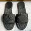 İmza Mavi Denim Slaytlar 8R8092 Tasarımcı Sandalet Batı Sandal Düz Sandalet Tatil Plajı Sandalet Geniş Bant Slaytları Yıpranmış Görünümlü Kapitone Motif ile Mavi Denim