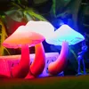 Luci notturne Luce a LED a forma di fungo Lampada da presa a muro Spina UE USA Camera da letto Verde Blu Rosso Bambino che dorme Decorazione per la casa