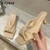 Модный бренд Eilyken, плиссированные шлепанцы с открытым носком, женские пляжные тапочки на низком каблуке, летние уличные сандалии, размер обуви 3542 240228