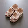Wersja koreańska sztrukoi kwiatowe buty płótno dziewczyny kwadratowe buty wewnętrzne miękki podeszwy bez poślizgu Baby Casual Shoes Zapatillas 240220