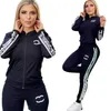 2024 Nuovo modello Tute da donna 24ss Notizie Tute da donna Marchio di lusso Lavorato a maglia Tuta sportiva casual Set da 2 pezzi Tute firmate J2572 Eygr