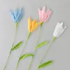 Flores decorativas Ramo de lirios de ganchillo tejido a mano Color vibrante Sin decoloración Realista Tejido a mano DIY Artesanía Regalos de flores Boda en el hogar