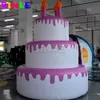 wholesale 6mH (20 pies) con soplador Modelo de pastel de cumpleaños inflable Personalizado Blanco Grande Feliz con luces LED para decoración de fiestas