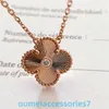 2024 Jewelry Designer Brand Vanl Cleefl Arpelspendant V Gold Four Leaf Grass Womens Five Flower Single Diamond Necklace Laser Carving Brodery Angle Radiance