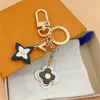 Keychains Luxury Blooming Flowers Keychains Designer Ring Woman 2 Styles Portachiavi Letter Fashion Petal Pendant 240303