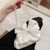 Kvällspåsar Korean White Satin Bow Fairy Handväskor Koppling för kvinnor Fashion Pearl Beaded Chain Handbag Prom Party Shoulder