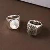 Anello Fritillaria bianco ovale con pietra maculata larga di moda per le donne Tendenza dei gioielli con temperamento quadrato di fascia alta dal design di lusso leggero