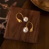 Boucles d'oreilles haut de gamme légères de luxe au design simple, plaquées cuivre, or véritable 18 carats incrusté de perles, nouvelles boucles d'oreilles de style européen et américain pour femmes