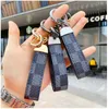 Nyckelringar Kreativitet Presbyopia tryck Pendant Charm smycken Keyring Men Gift Fashion Leather Grid Design 240303