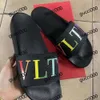 2J03 Luxury Designer Slide Slippers Summer Sandals Men Beach Indoor Valentino Flop Flops Leather Lady Women mode Classic Shoes Ladies Storlek 35-46 DUS