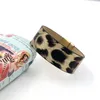 Charmarmband vegan läder leopard manschett för kvinnor armband mode hästfjädrar armband