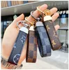 Nyckelringar Kreativitet Presbyopia tryck Pendant Charm smycken Keyring Men Gift Fashion Leather Grid Design 240303