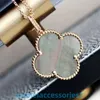 2024 Jewelry Designer Brand Vanl Cleefl Arpelsneck Laces Clover Gray Fritillaria V Tjock Plated 18K Rose Gold Hair Chain Necklace Light Pendant