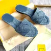 Signature Blue Denim Slides 8R8092 Sandales de créateur Sandale pour femme Sandales plates Sandales de plage de vacances Diapositives à large bande Fabriqué en denim bleu aspect usé avec motif matelassé