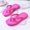 Zomer de nieuwe yyds vrouwelijk 2024 mode buiten slijtage niet-slip net rood strand eva vaste kleur platte bodem stap op shit sense foot flip flops 818 98190