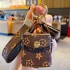 Keychains 4Colors Cute Presbyopia Leather Coin Purse Headset School Design Tassel Ring Leather Keychains smycken Charmkedjor 240303