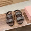 Top Qualité Loisirs Vacances Plate-forme à bout ouvert Sandale plate pour diapositives pour femmes Boucle en cuir sur chaussures Fla Sandales de luxe pour femmes Chaussures d'usine