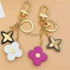 Keychains Luxury Blooming Flowers Keychains Designer Ring Woman 2 Styles Portachiavi Letter Fashion Petal Pendant 240303