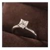 Anpassad pläterad Sterling Sier Princess Cut VVS Moissanite 1CT Wedding Ring for Women