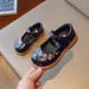 Kleinkinder Mädchen Lederschuhe Kinder Mary Janes Stickerei Blumen Süße Retro Kind Prinzessin Flats für Party Frühling Chic 240226