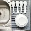 Tapetes de mesa Tapete de secagem de prato durável antiderrapante cozinha banheiro resistente ao calor auto drenagem atacado almofada de silicone escorredor