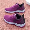 Chaussures de course de sport souples avec femmes respirantes noir blanc femme 012625