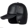 BERETS PU HAT MEN SPORT Sunscreen Sunshade Baseball Cap 겨울 노인 편지 풍력 보호 귀 따뜻한 가죽 조절 가능한 모자