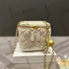 CC Bags Marca de Luxo Bolsas de Cosméticos Casos Mulheres Pele de Cordeiro Bolsa de Cosméticos com Bola de Esmagamento de Ouro Metal Matelase Corrente Crossbody Bolsa de Ombro Mensageiro