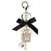 Nyckelringar Imitation Pearl Perfume Keychain Car Key Ring Women Bag Tillbehör Söt Bow Key Creative G1019 240303