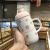 Kupalar çilek seramik kupa kapaklı kaşık sevimli karikatür büyük kapasiteli porselen kahve içme eşyası çift içiyor süt su bardağı