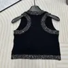 Damen-T-Shirt-Designermarke, gestricktes Tanktop mit kontrastierenden Perlen und Buchstabendekoration für pures Verlangen, sexy, würzige Mädchen tragen schlanke, vielseitige Shorts DW4N