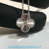 2024 Jewelry Designer Brand Vanl Cleefl Arpelspendant V Gold Four Leaf Grass Womens Five Flower Single Diamond Necklace Laser Carving Brodery Angle Radiance