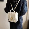Skolväskor texturerade kvinnor axelplåttryck pu flap fyrkantiga små ryggsäckar bärbara kvinnliga avslappnade mångsidiga shoppingpaket