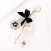 Nyckelringar Imitation Pearl Perfume Keychain Car Key Ring Women Bag Tillbehör Söt Bow Key Creative G1019 240303