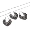 Collana con orecchini set etnico a forma di cuore di pesca pendente per donna pendente Jhumka intagliato a cavità color argento